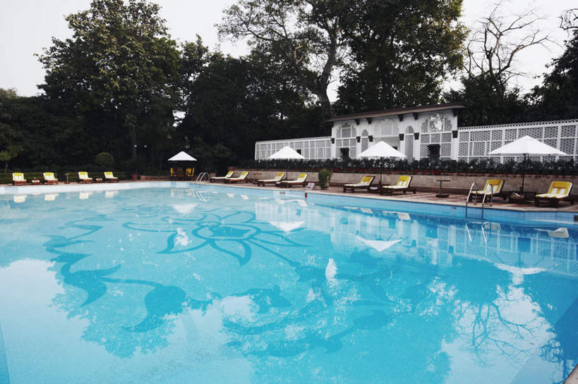 无人,游泳池,横图,室外,白天,正面,旅游,度假,树林,水,植物,椅子,阴影,朦胧,模糊,反射,伞,影子,遮阳伞,房屋,躺椅,屋子,水池,水面,娱乐,阳伞,泳池,楼房,树,树木,绿色,自然,享受,休闲,放松,生长,成长,沙滩椅,彩图,房子