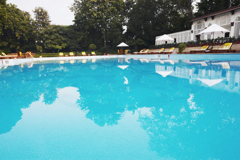 无人,游泳池,横图,室外,白天,正面,旅游,度假,树林,水,植物,椅子,阴影,朦胧,模糊,反射,伞,影子,遮阳伞,房屋,躺椅,屋子,水池,水面,娱乐,阳伞,泳池,楼房,树,树木,绿色,自然,享受,休闲,放松,生长,成长,沙滩椅,彩图,房子