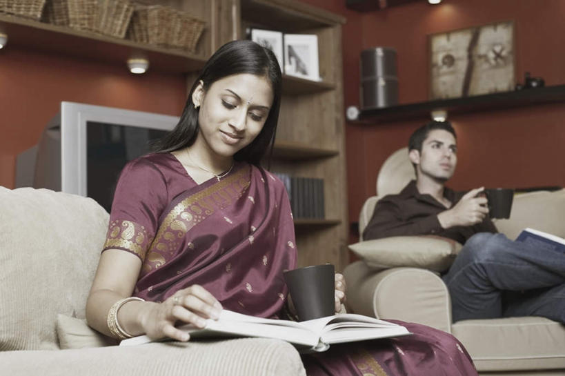 两个人,商店,坐,笑,微笑,横图,室内,白天,正面,民族服装,爱情,看书,阅读,靠垫,沙发,杯子,电视,书籍,亚洲,握,学习,服装,朦胧,模糊,篮子,靠枕,浪漫,拿,拿着,注视,休闲装,商铺,架子,衣服,水杯,书本,垫子,枕头,观察,看,休闲,温暖,温馨,休闲服,恩爱,读书,浏览,握着,恋人,服饰,观看,飘逸,和睦,察看,庄重,关注,彩电,追求,布艺沙发,纱丽,雅致,彩色电视机,显像管屏,显像管屏幕,市肆,商号,纱丽服,清婉,妍丽,男人,男性,年轻男性,年轻女性,女人,女性,亚洲人,印度人,情侣,茶杯,电视机,书,图书,坐着,半身,彩图,传统服装,民俗服,店铺,伴侣,融洽,奢华