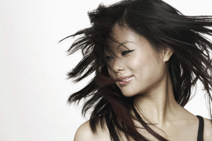 脸,头,脸颊,一个人,站,笑,微笑,横图,室内,特写,白天,白色背景,正面,吊带,亚洲,仅一个年轻女性,仅一个女性,仅一个人,服装,飘扬,注视,吊带衫,休闲装,肩膀,衣服,黑色,观察,看,站着,休闲,休闲服,摄影,服饰,影棚,观看,飘逸,察看,衣着,穿着,关注,飞扬,衣饰,年轻女性,女人,女性,亚洲人,印度人,头部,长发,脸部,脸蛋,面部,站立,半身,彩图,影棚拍摄,拍摄