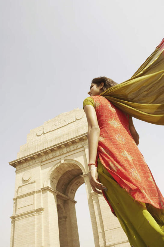 一个人,家,站,笑,微笑,竖图,室外,白天,仰视,民族服装,旅游,度假,名胜古迹,标志建筑,地标,建筑,印度,亚洲,仅一个年轻女性,仅一个女性,仅一个人,遗迹,飘扬,房屋,屋子,首都,注视,古迹,文物,娱乐,建设,传统,古建筑,楼房,住宅,观察,看,站着,享受,休闲,旅游胜地,放松,服饰,观看,飘逸,察看,庄重,关注,飞扬,南亚,追求,古文明,纱丽,新德里,印度共和国,雅致,纱丽服,清婉,妍丽,年轻女性,女人,女性,亚洲人,印度人,站立,半身,彩图,低角度拍摄,传统服装,民俗服,房子,奢华