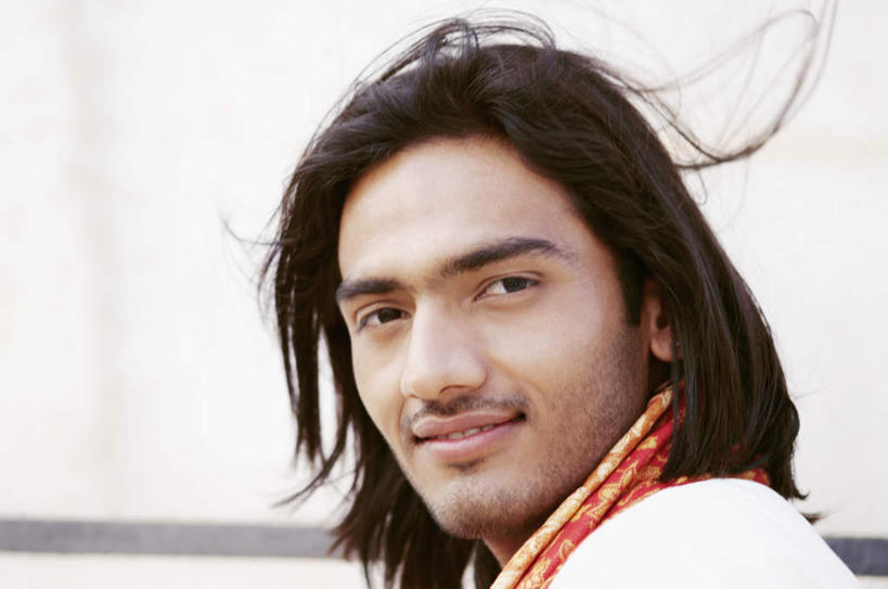 东方人,脸,头,脸颊,头发,一个人,站,笑,微笑,露齿笑,横图,室外,特写,白天,侧面,民族服装,亚洲,仅一个男性,仅一个人,飘扬,注视,黄种人,肩膀,仅一个年轻男性,黑色,观察,看,站着,观看,飘逸,察看,庄重,关注,飞扬,追求,男人,男性,年轻男性,亚洲人,印度人,头部,长发,直发,脸部,脸蛋,面部,站立,半身,彩图,传统服装,民俗服