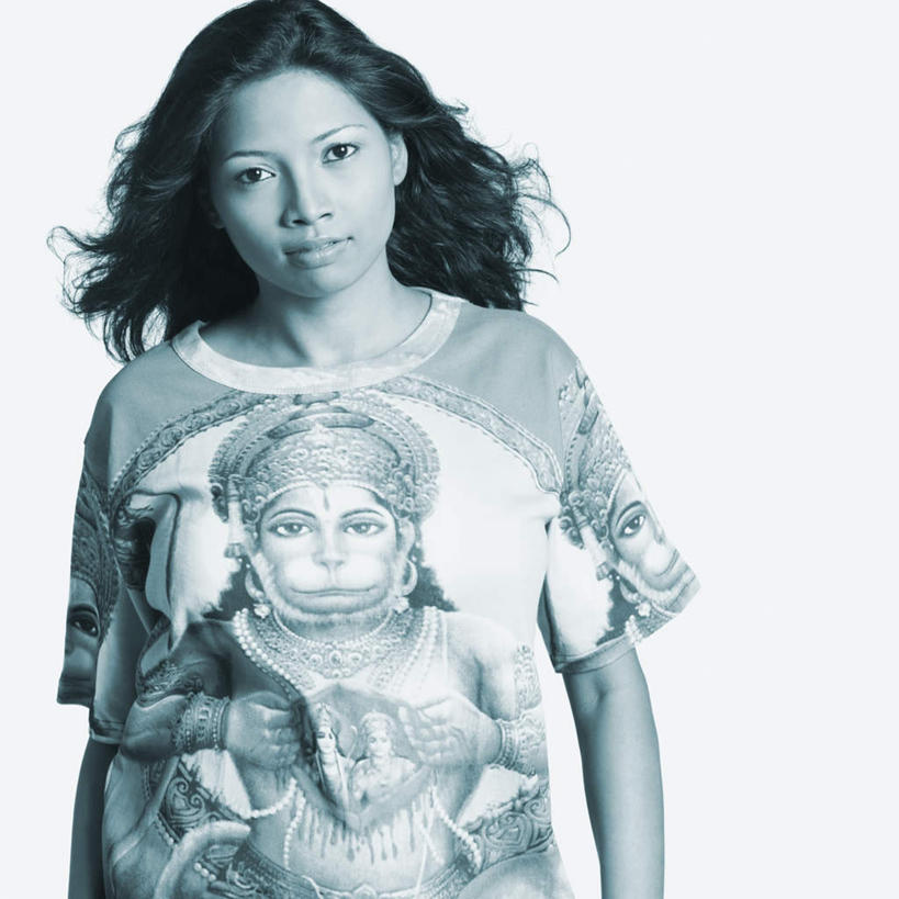 脸,头,脸颊,头发,一个人,站,横图,黑白,室内,白天,白色背景,正面,亚洲,仅一个年轻女性,仅一个女性,仅一个人,服装,飘扬,注视,休闲装,衣服,黑色,观察,看,站着,休闲,休闲服,摄影,服饰,影棚,观看,飘逸,察看,关注,飞扬,年轻女性,女人,女性,亚洲人,印度人,头部,长发,卷发,脸部,脸蛋,面部,站立,半身,影棚拍摄,拍摄