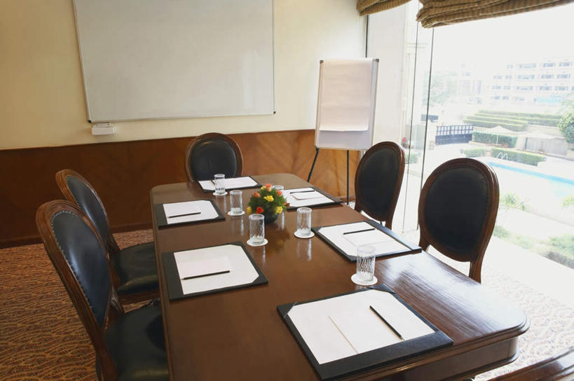 无人,办公室,横图,俯视,室内,白天,智慧,水,窗户,家具,落地窗,桌子,杯子,花瓶,椅子,艺术,装饰,盛开,材料,档案,文件,液体,纸,陶瓷,办公桌,陶瓷制品,花蕾,文化,饮用水,玻璃窗,玻璃制品,花,花瓣,花朵,鲜花,插花,会议椅,瓶子,手稿,水杯,黑板,资料,矿泉水,花苞,花蕊,教学,华丽,修饰,办公椅,证明,插花艺术,点缀,创造,文档,创作,记录板,想象,蒸馏水,记事板,办公家具,衬托,美观,雅致,雅观,商务椅,培训椅,耐磨,教学黑板,玻璃杯,彩图,高角度拍摄