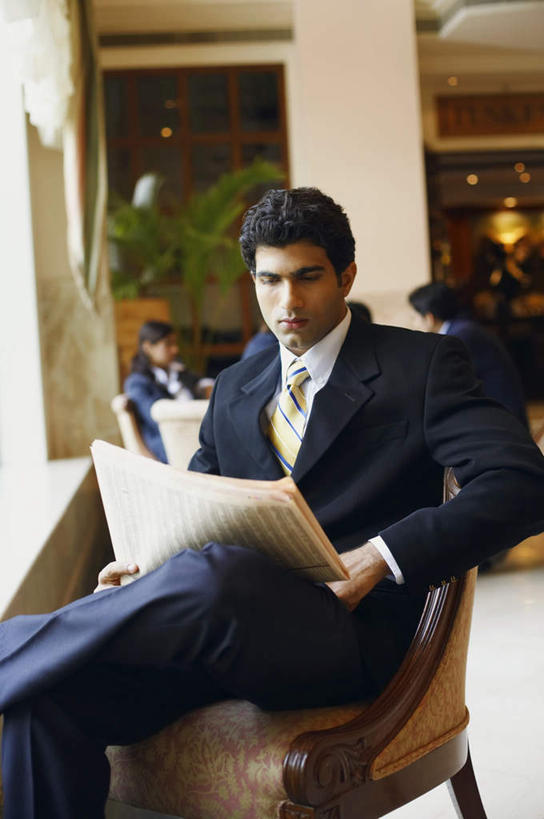 一个人,商务人士,商务男性,坐,竖图,室内,白天,正面,衬衫,阅读,报纸,椅子,亚洲,仅一个男性,仅一个人,握,学习,套装,二郎腿,拿,拎,拿着,注视,仅一个年轻男性,观察,看,浏览,握着,观看,察看,关注,商务装,工薪阶层,跷,男人,男性,年轻男性,亚洲人,印度人,白领,上班族,坐着,半身,彩图,衬衣,拎着