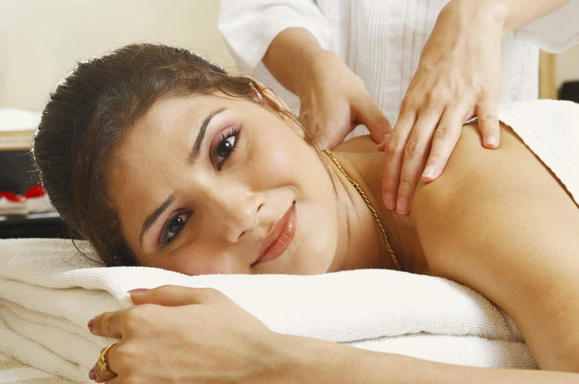 两个人,按摩师,站,笑,微笑,露齿笑,横图,室内,白天,正面,按摩,美容,亚洲,护肤,纺织物,注视,毛巾,观察,看,趴着,清洁,站着,保养,享受,休闲,放松,SPA水疗,保健,温泉浴场,观看,保暖,察看,关注,透气,养颜,指压,防水,储水,耐磨,吸水,年轻女性,女人,女性,亚洲人,印度人,技师,矿泉疗养地,趴,站立,半身,彩图,水疗,推拿