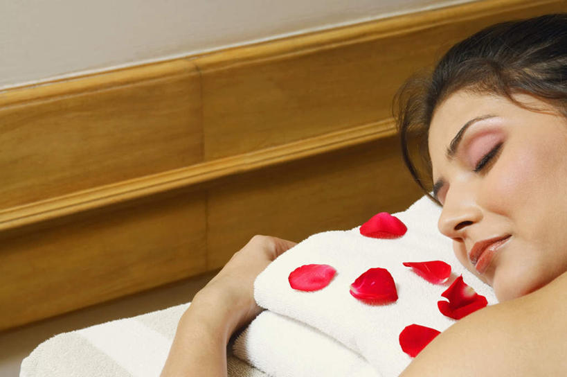 一个人,闭眼,横图,俯视,室内,特写,白天,爱情,按摩,美容,幸福,纯洁,热情,玫瑰,亚洲,仅一个年轻女性,仅一个女性,仅一个人,护肤,盛开,纺织物,玫瑰花,浪漫,花蕾,花,花瓣,花朵,鲜花,毛巾,花苞,花蕊,趴着,清洁,保养,享受,休闲,温暖,温馨,恩爱,放松,SPA水疗,保健,温泉浴场,保暖,和睦,感动,透气,养颜,防水,尊敬,储水,耐磨,吸水,天真,刺玫花,徘徊花,年轻女性,女人,女性,亚洲人,印度人,矿泉疗养地,闭眼睛,闭着眼,闭着眼睛,趴,半身,彩图,高角度拍摄,水疗,融洽