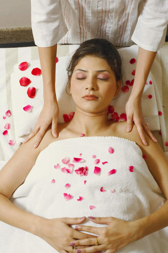 两个人,按摩师,躺,闭眼,竖图,俯视,室内,白天,爱情,按摩,美容,幸福,纯洁,热情,玫瑰,亚洲,护肤,盛开,纺织物,玫瑰花,浪漫,花蕾,花,花瓣,花朵,鲜花,毛巾,花苞,花蕊,清洁,保养,享受,休闲,温暖,温馨,恩爱,放松,SPA水疗,保健,温泉浴场,保暖,和睦,感动,透气,养颜,防水,尊敬,储水,耐磨,吸水,卧着,天真,刺玫花,徘徊花,年轻女性,女人,女性,亚洲人,印度人,技师,矿泉疗养地,闭眼睛,闭着眼,闭着眼睛,躺着,卧,半身,彩图,高角度拍摄,水疗,融洽