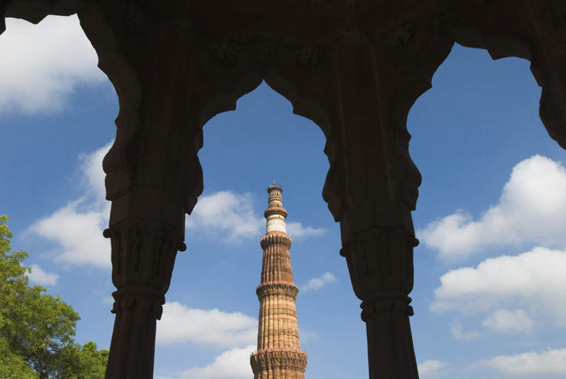 无人,横图,室外,白天,仰视,旅游,度假,名胜古迹,植物,门,标志建筑,地标,建筑,印度,亚洲,阴影,节日,遗迹,装饰,光线,雕刻,影子,云,云朵,拱门,塔,首都,云彩,古迹,文化,文物,娱乐,建设,古建筑,树,树木,蓝色,绿色,白云,蓝天,天空,阳光,自然,门框,天,祈祷,享受,休闲,健康,旅游胜地,放松,许愿,宗教,信仰,生长,晴朗,成长,纪念,华丽,修饰,祈求,点缀,伊斯兰教,清真寺,南亚,古文明,新德里,印度共和国,衬托,美观,雅致,雅观,雕镂,雕琢,镌刻,顾特卜塔,平安,晴空,彩图,低角度拍摄