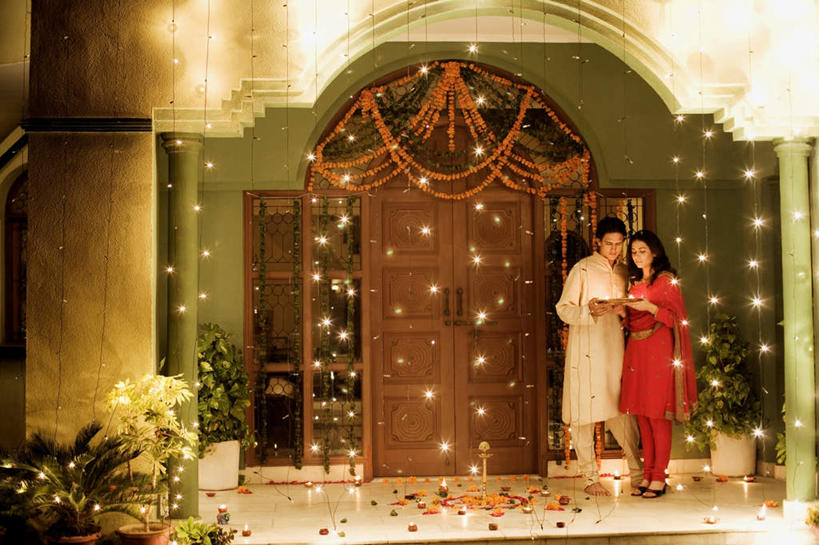 两个人,夫妻,站,捧,横图,室内,白天,正面,民族服装,爱情,婚礼,快乐,门,蜡烛,照明,亚洲,节日,朦胧,模糊,庆祝,彩灯,烟雾,灯光,结婚,浪漫,燃烧,注视,文化,灯,佛香,盘子,香火,香烛,灯具,门框,观察,看,祈祷,站着,习俗,健康,喜庆,恩爱,许愿,恋人,宗教,服饰,花灯,信仰,烧香,观看,纪念,飘逸,祈求,照亮,察看,庄重,照明设备,关注,追求,纱丽,雅致,纱丽服,清婉,妍丽,平安,男人,男性,年轻男性,年轻女性,女人,女性,亚洲人,印度人,夫妇,情侣,端,端着,捧着,手捧,站立,彩图,全身,传统服装,民俗服,高兴,伴侣,奢华