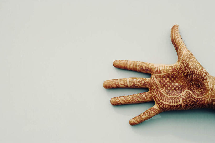 手,一个人,横图,室内,特写,白天,正面,亚洲,仅一个年轻女性,仅一个女性,仅一个人,张开,灰色背景,艺术,彩绘,文化,手部,摄影,影棚,单手,人体彩绘,美观,纹身彩绘,年轻女性,女人,女性,亚洲人,印度人,半身,彩图,影棚拍摄,拍摄