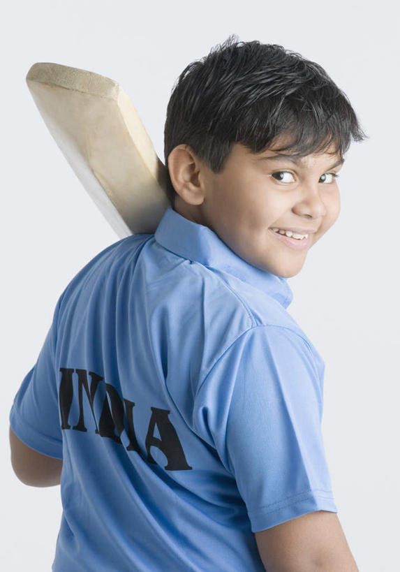 儿童,一个人,站,笑,微笑,露齿笑,竖图,室内,白天,白色背景,纯洁,亚洲,仅一个男性,仅一个人,服装,木制,英文,标志,木条,文字,字符,字母,休闲装,标识,小孩,背面,衣服,蓝色,扛,站着,仅一个小孩,休闲,休闲服,可爱,童年,童趣,摄影,服饰,影棚,英文字母,扛着,童真,烂漫,无邪,扛在肩上,天真,男孩,男人,男性,亚洲人,印度人,孩子,半身,彩图,影棚拍摄,拍摄,男生