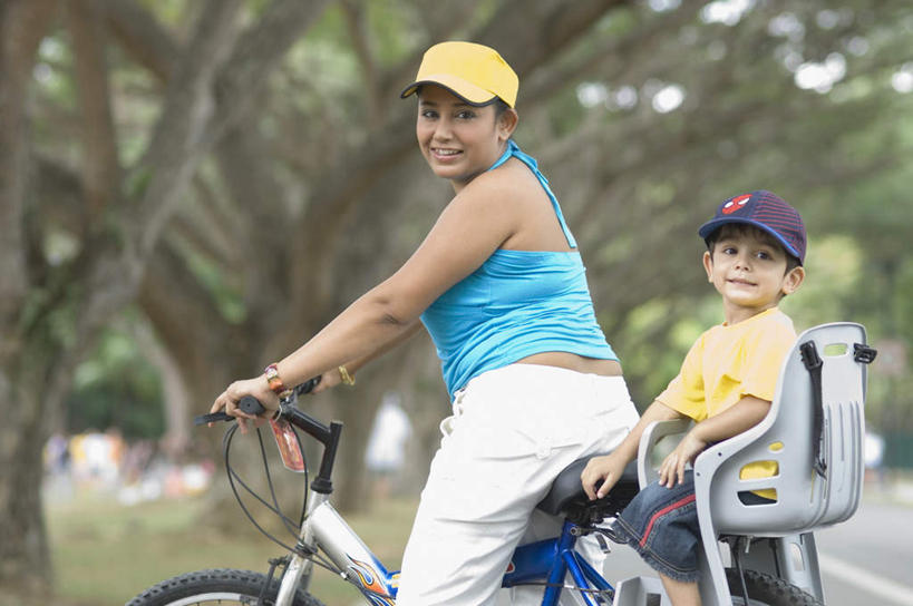 儿童,两个人,家庭,母亲,儿子,坐,横图,室内,白天,侧面,纯洁,森林,树林,植物,道路,路,公路,自行车,帽子,亚洲,戴,服装,朦胧,模糊,交通,注视,休闲装,运动帽,车,脚踏车,树,树木,小孩,衣服,绿色,自然,交通工具,观察,看,休闲,温暖,温馨,母子,一家人,休闲服,鸭舌帽,可爱,母爱,童年,童趣,服饰,观看,和睦,察看,关注,童真,烂漫,无邪,天真,男孩,年轻女性,女人,女性,亚洲人,印度人,孩子,年轻人,马路,坐着,半身,彩图,融洽,男生