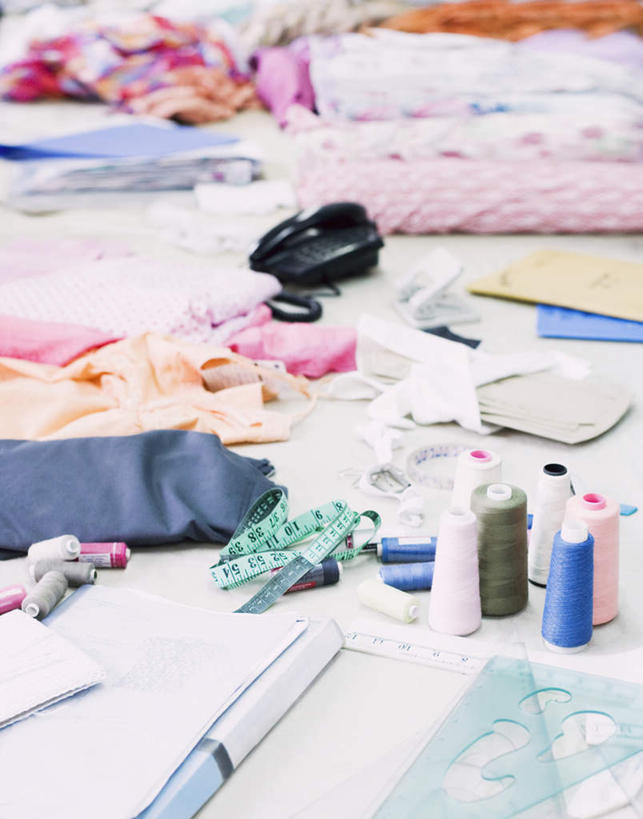 无人,打电话,竖图,俯视,室内,特写,白天,桌面,桌子,静物,电话,花纹,朦胧,模糊,测量,木制,布,皮尺,图案,刻度,通讯设备,红色,尺,话筒,木制品,电话线,测量工具,布匹,尺子,固定电话,腰围尺,线轴,量具,量仪,塑料卷尺,服装尺,裁缝尺,交流,电话机,沟通,通话,彩图,高角度拍摄