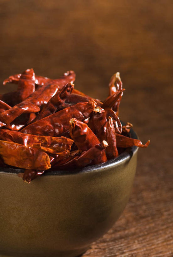 无人,竖图,俯视,室内,特写,白天,餐桌,桌面,桌子,辣椒,蔬菜,一堆,许多,堆叠,堆积,朦胧,模糊,新鲜,木制,食品,食物,木制品,容器,碗,有机食品,绿色食品,餐台,储藏,堆,储存,陶土,辣角,红海椒,大椒,辣虎,广椒,辣子,红辣椒,海椒,番椒,彩图,高角度拍摄,贮存