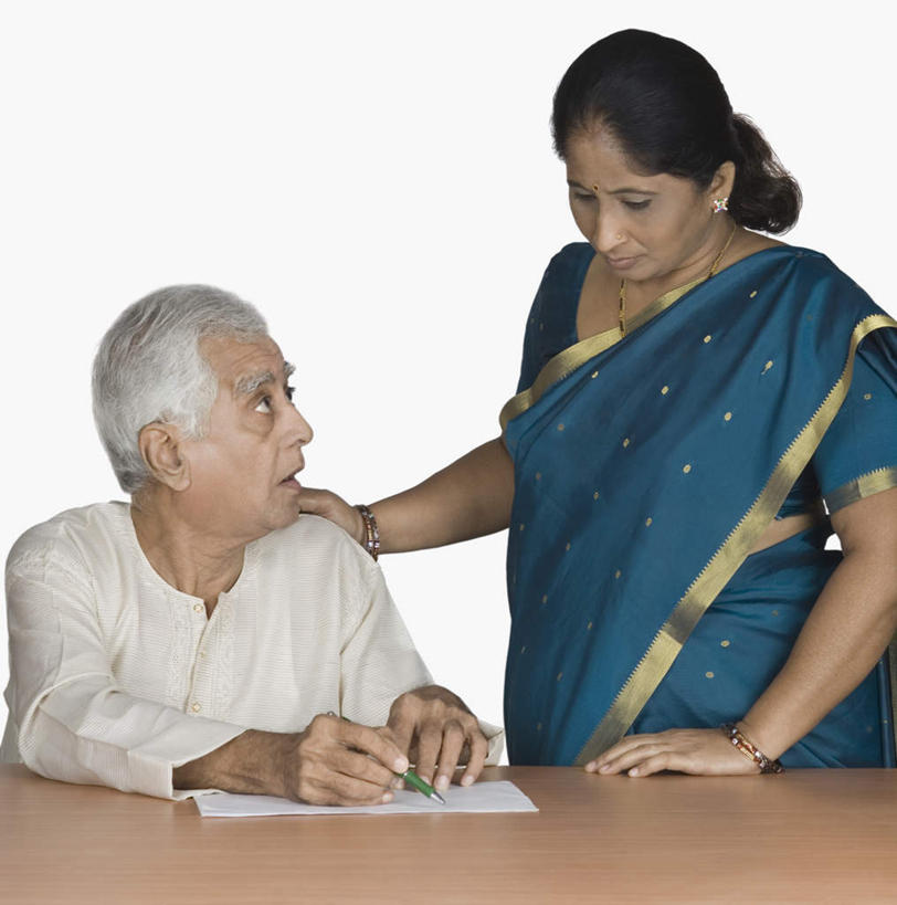 两个人,夫妻,站,坐,摸,竖图,室内,白天,白色背景,正面,民族服装,爱情,桌子,亚洲,抚摸,笔,材料,档案,文件,浪漫,注视,书桌,课桌,资料,观察,看,站着,恩爱,恋人,摄影,服饰,影棚,观看,飘逸,察看,庄重,关注,文档,追求,纱丽,雅致,纱丽服,清婉,妍丽,老年男性,男人,男性,女人,女性,中年女性,亚洲人,印度人,情侣,触摸,接触,站立,坐着,半身,彩图,影棚拍摄,传统服装,民俗服,拍摄,伴侣,奢华