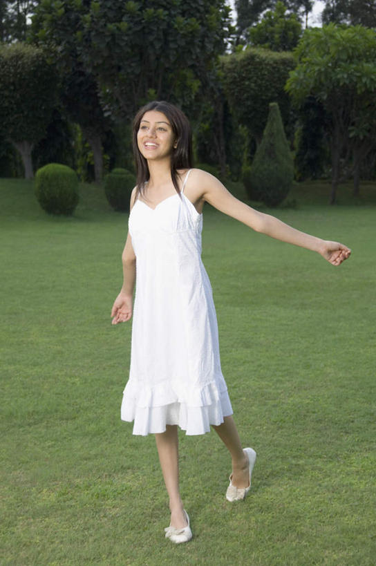 一个人,站,伸展双臂,笑,微笑,露齿笑,竖图,室外,白天,正面,裙子,草地,草坪,树林,植物,亚洲,仅一个年轻女性,仅一个女性,仅一个人,连衣裙,注视,草,树,树木,绿色,自然,观察,看,站着,生长,成长,观看,半身裙,吊带裙,察看,关注,年轻女性,女人,女性,亚洲人,印度人,敞开双臂,伸开双臂,展开双肩,站立,张开手臂,张开双臂,彩图,全身