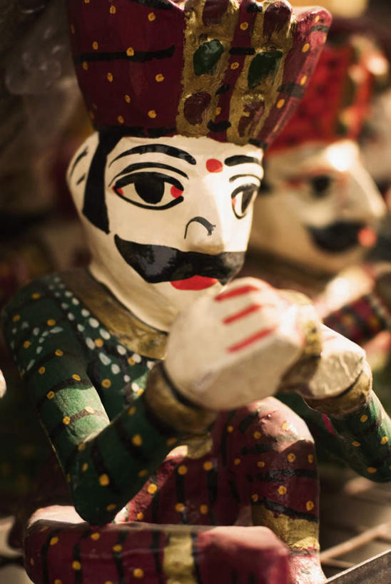 一个人,站,竖图,室内,特写,白天,正面,民族服装,度假,游戏,美景,城市风光,城市,玩具,印度,亚洲,仅一个男性,仅一个人,仅一个中年男性,握,朦胧,模糊,景观,玩,注视,娱乐,观察,看,站着,享受,休闲,景色,放松,益智,握着,观看,活动,察看,发泄,关注,消遣,智力,南亚,首府,拉贾斯坦邦,拉贾斯坦,印度共和国,宣泄,红粉之城,斋普尔,男人,男性,中年男性,玩耍,嬉戏,站立,半身,彩图,传统服装,民俗服