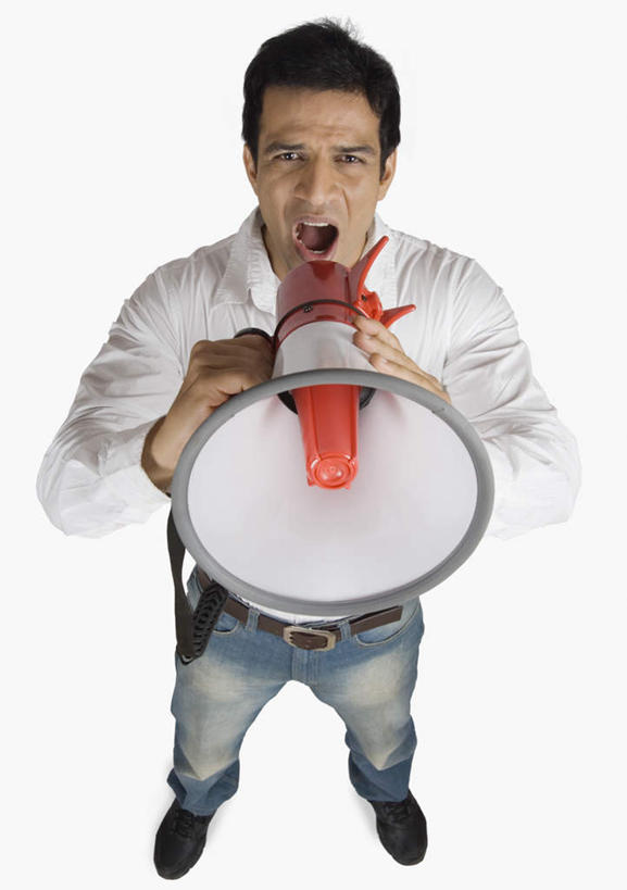 一个人,站,竖图,俯视,室内,白天,白色背景,亚洲,仅一个男性,仅一个人,握,服装,拿,拿着,注视,休闲装,喇叭,仅一个年轻男性,衣服,话筒,观察,看,站着,张嘴,休闲,休闲服,握着,摄影,服饰,影棚,观看,察看,关注,传声筒,张大嘴巴,男人,男性,年轻男性,亚洲人,印度人,张开嘴,站立,彩图,高角度拍摄,全身,影棚拍摄,拍摄