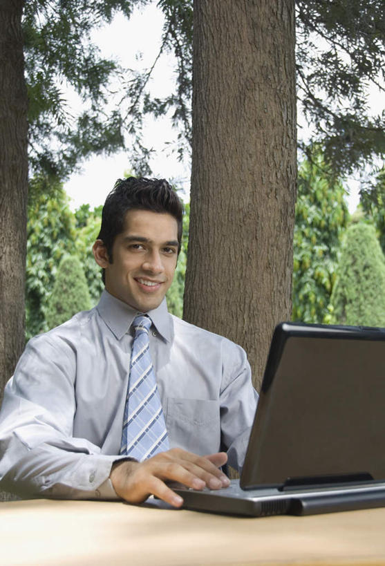 一个人,商务人士,商务男性,坐,笑,微笑,露齿笑,竖图,室外,白天,正面,衬衫,电脑,笔记本电脑,树林,植物,桌子,亚洲,仅一个男性,仅一个人,套装,网络,办公桌,领带,注视,通讯设备,树,树木,仅一个年轻男性,绿色,蓝天,天空,自然,天,观察,看,生长,成长,观看,察看,无线,关注,通信设备,商务装,无线网络,无线上网,便携式电脑,工薪阶层,手提电脑,男人,男性,年轻男性,亚洲人,印度人,白领,上班族,坐着,半身,彩图,衬衣