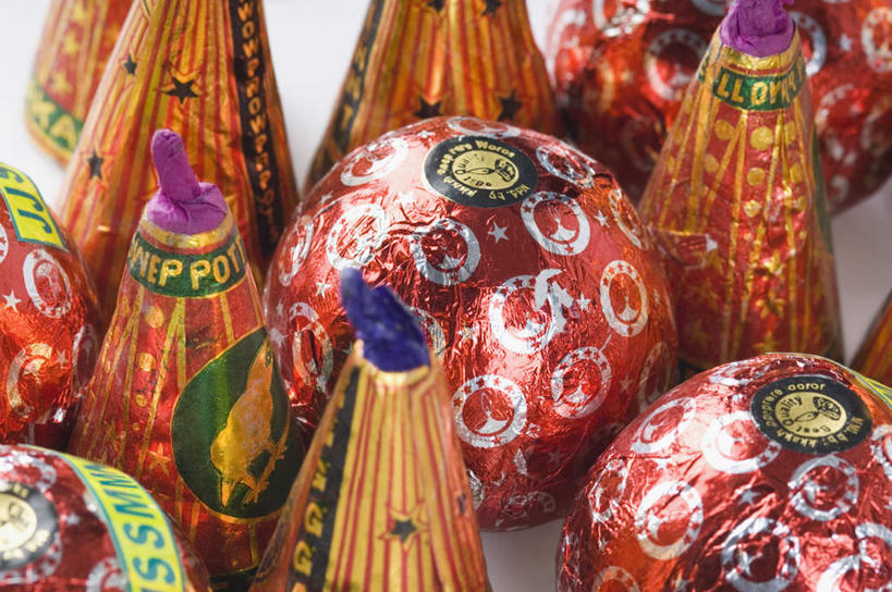 无人,横图,俯视,彩色,室内,特写,白天,白色背景,静物,鞭炮,许多,堆叠,圆形,圆锥,摄影,影棚,堆,五颜六色,色彩斑斓,五彩缤纷,五彩斑斓,五光十色,爆竿,爆仗,爆竹,鞭爆,炮仗,彩图,高角度拍摄,影棚拍摄,拍摄