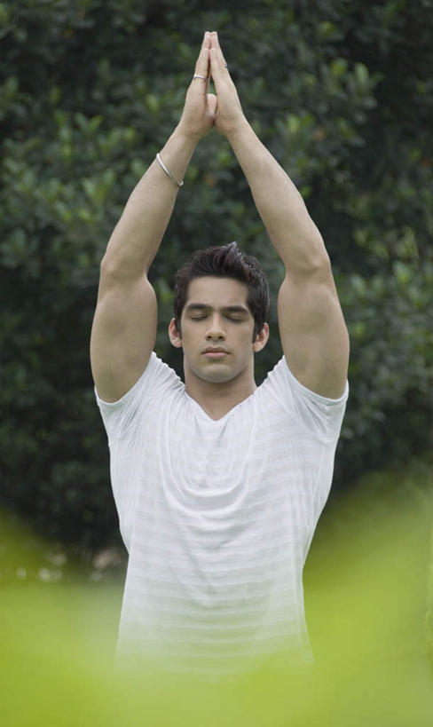 一个人,站,闭眼,竖图,室外,白天,正面,树林,植物,亚洲,仅一个男性,仅一个人,服装,朦胧,模糊,休闲装,装饰品,树,树木,仅一个年轻男性,衣服,绿色,自然,饰品,手链,首饰,站着,休闲,休闲服,伸手,服饰,手镯,生长,成长,合掌,镯子,男人,男性,年轻男性,亚洲人,印度人,闭眼睛,闭着眼,闭着眼睛,站立,半身,彩图