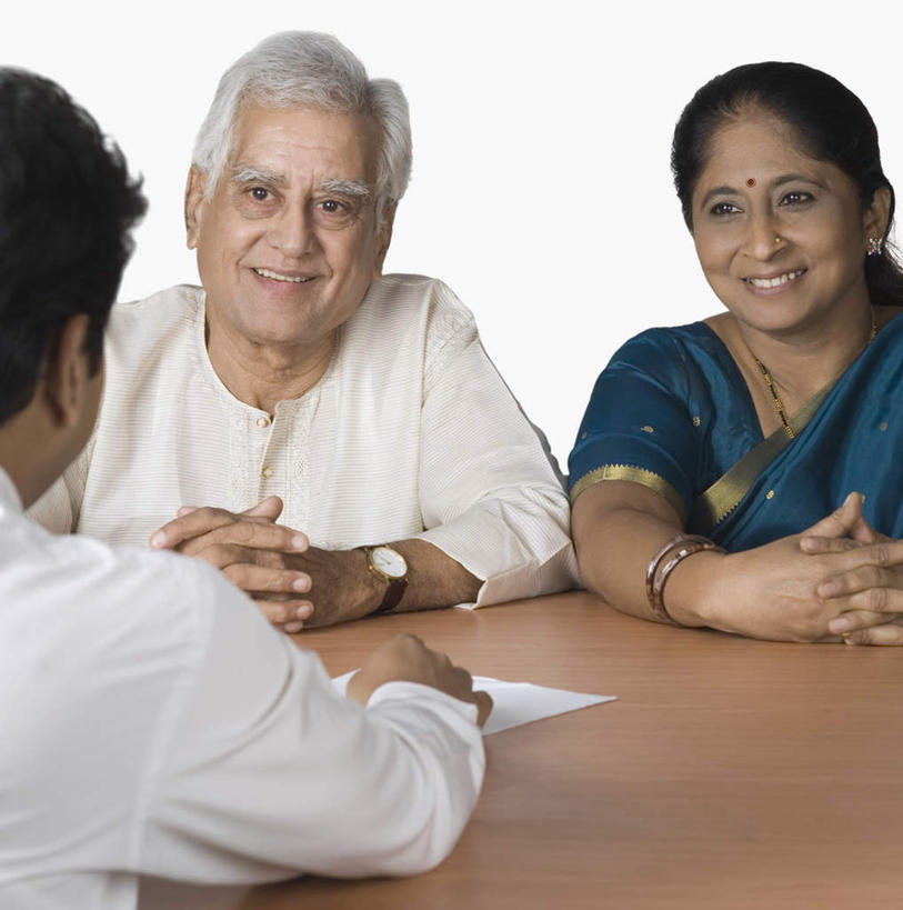 背部,三个人,夫妻,伙伴,朋友,坐,笑,双手交叉,微笑,露齿笑,竖图,室内,白天,白色背景,正面,民族服装,爱情,友谊,桌子,亚洲,时间,材料,档案,时钟,手表,文件,办公桌,浪漫,计时,注视,资料,钟表,观察,看,表,恩爱,恋人,摄影,服饰,影棚,观看,飘逸,腕表,察看,庄重,关注,文档,追求,纱丽,雅致,纱丽服,清婉,妍丽,友情,老年男性,老年女性,男人,男性,女人,女性,亚洲人,印度人,夫妇,情侣,钟,十字手,坐着,半身,彩图,影棚拍摄,传统服装,民俗服,拍摄,伴侣,奢华