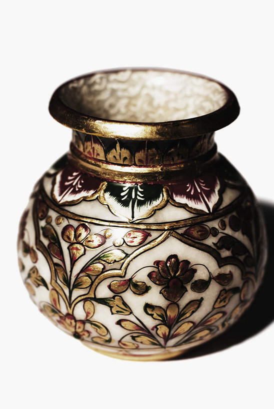 无人,竖图,俯视,室内,特写,白天,白色背景,绘画,静物,花瓶,阴影,花纹,装饰,反射,彩绘,瓷器,影子,陶瓷,陶瓷制品,瓶子,摄影,影棚,古董,华丽,修饰,点缀,陶艺,古玩,衬托,美观,雅致,雅观,彩釉,画画,彩图,高角度拍摄,影棚拍摄,拍摄