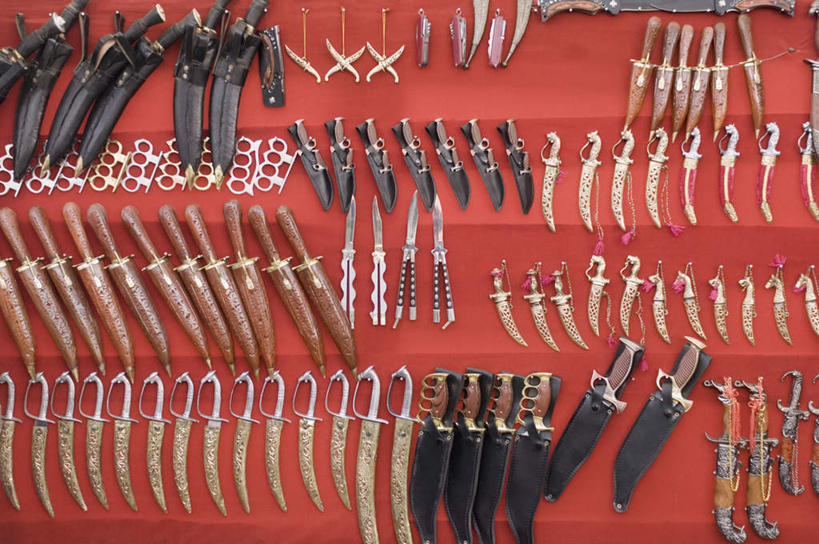 无人,横图,俯视,室外,特写,白天,地毯,静物,金属制品,许多,阴影,装饰,编织,反射,金属,工具,影子,手工艺品,刀具,织物,排列,红色,工艺品,刀,华丽,修饰,点缀,菜刀,衬托,美观,雅致,雅观,切菜刀,摆列,彩图,高角度拍摄,布列,分列,匕首