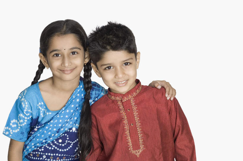 儿童,两个人,伙伴,朋友,站,抱,笑,微笑,露齿笑,横图,室内,白天,白色背景,正面,民族服装,友谊,纯洁,亚洲,注视,小孩,观察,看,站着,可爱,童年,童趣,摄影,服饰,影棚,抱着,观看,飘逸,察看,搂着,庄重,关注,追求,童真,烂漫,无邪,纱丽,雅致,纱丽服,清婉,妍丽,天真,友情,男孩,男人,男性,女孩,女人,女性,亚洲人,印度人,搂,搂抱,站立,半身,彩图,影棚拍摄,传统服装,民俗服,拍摄,男生,女生,奢华