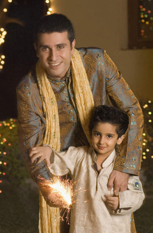 儿童,两个人,父亲,儿子,站,笑,微笑,露齿笑,竖图,室内,白天,正面,民族服装,卧室,鞭炮,亚洲,握,墙,灯光,拿,拿着,注视,墙壁,墙面,灯,小孩,灯具,观察,看,站着,父子,父爱,握着,观看,察看,搂着,照明设备,关注,男孩,男人,男性,中年男性,亚洲人,印度人,爆竿,爆仗,爆竹,鞭爆,炮仗,烟花,装饰画,搂,站立,半身,彩图,传统服装,民俗服,睡房,卧房,男生