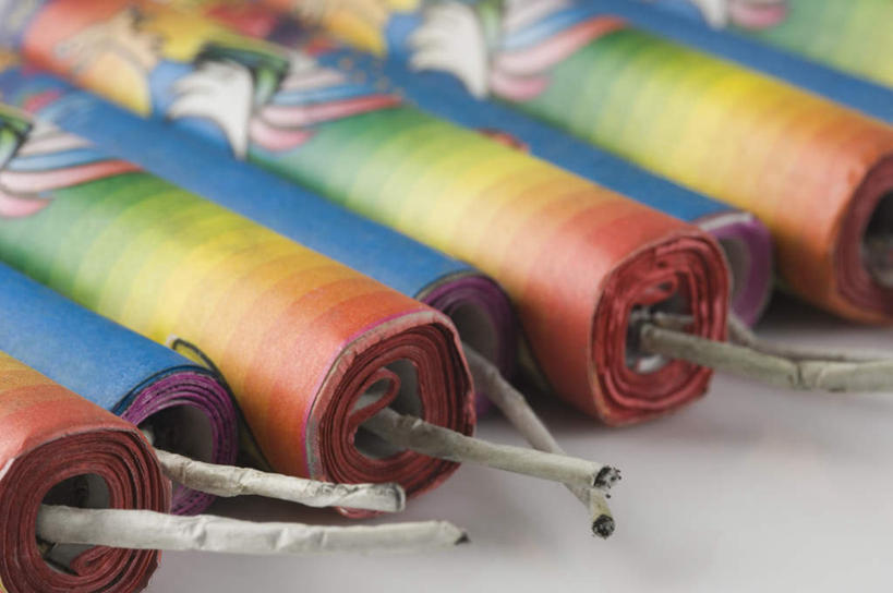 无人,横图,室内,特写,白天,白色背景,正面,鞭炮,一排,排列,导火线,摄影,影棚,队列,印度文化,爆竿,爆仗,爆竹,鞭爆,炮仗,彩图,影棚拍摄,拍摄