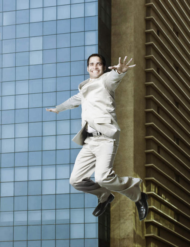 一个人,商务人士,商务男性,跳,伸展双臂,笑,微笑,露齿笑,竖图,室外,白天,正面,衬衫,亚洲,仅一个男性,仅一个人,套装,仅一个年轻男性,商务装,工薪阶层,男人,男性,年轻男性,亚洲人,印度人,白领,上班族,敞开双臂,伸开双臂,跳跃,展开双肩,张开手臂,张开双臂,彩图,全身,衬衣