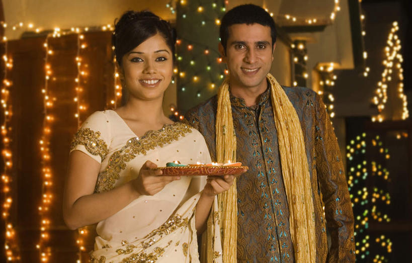 两个人,夫妻,家,站,笑,微笑,露齿笑,横图,室外,白天,正面,民族服装,爱情,霓虹灯,餐具,蜡烛,亚洲,一排,许多,握,阴影,光线,碟子,火焰,盘,影子,烛光,房屋,墙,屋子,灯光,浪漫,燃烧,拿,拿着,注视,楼房,墙壁,墙面,住宅,灯,排列,盘子,灯具,碟,点燃,观察,看,站着,恩爱,握着,恋人,服饰,观看,飘逸,察看,庄重,照明设备,队列,关注,追求,纱丽,雅致,纱丽服,清婉,妍丽,男人,男性,女人,女性,中年男性,中年女性,亚洲人,印度人,情侣,站立,半身,彩图,传统服装,民俗服,房子,伴侣,奢华