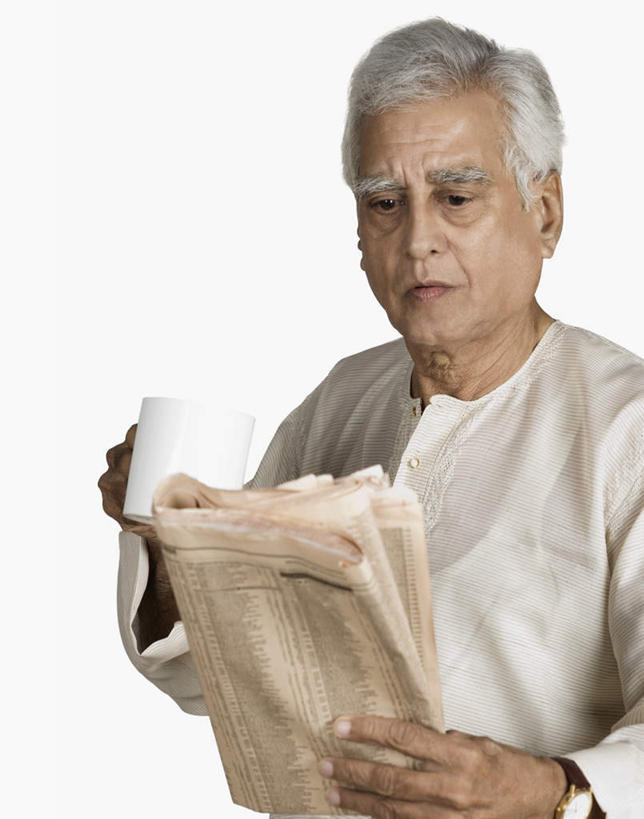 一个人,站,竖图,室内,白天,白色背景,正面,阅读,报纸,杯子,亚洲,仅一个男性,仅一个人,握,学习,服装,瓷器,咖啡杯,陶瓷制品,拿,拿着,注视,休闲装,衣服,观察,看,站着,仅一个老年男性,休闲,休闲服,浏览,握着,摄影,服饰,影棚,观看,察看,关注,瓷杯,老年男性,男人,男性,亚洲人,印度人,站立,半身,彩图,影棚拍摄,拍摄