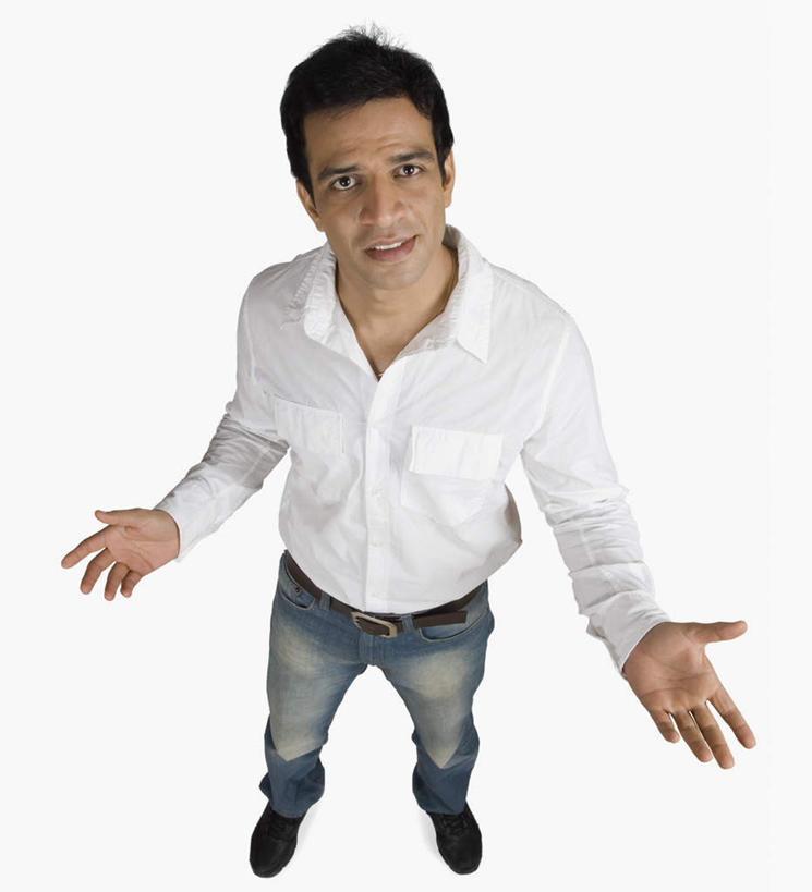 一个人,站,伸展双臂,笑,微笑,露齿笑,竖图,俯视,室外,白天,白色背景,衬衫,亚洲,仅一个男性,仅一个人,裤子,注视,牛仔裤,仅一个年轻男性,观察,看,站着,摄影,影棚,观看,察看,关注,男人,男性,年轻男性,亚洲人,印度人,敞开双臂,伸开双臂,展开双肩,站立,张开手臂,张开双臂,彩图,高角度拍摄,全身,影棚拍摄,衬衣,拍摄