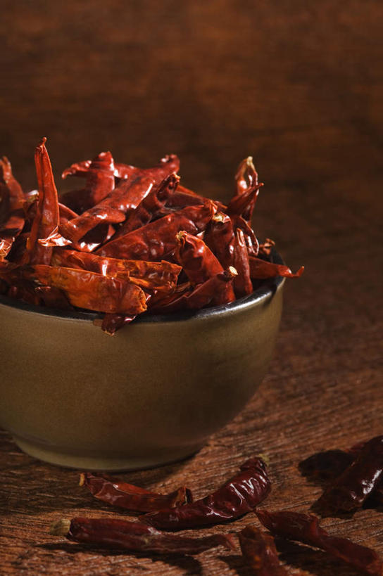 无人,竖图,室内,特写,白天,正面,餐桌,桌面,桌子,辣椒,蔬菜,一堆,许多,堆叠,堆积,朦胧,模糊,新鲜,陶瓷,食品,陶瓷制品,食物,容器,碗,有机食品,绿色食品,餐台,储藏,堆,储存,辣角,红海椒,大椒,辣虎,广椒,辣子,红辣椒,海椒,番椒,彩图,贮存