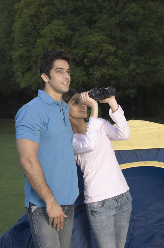 两个人,夫妻,站,笑,微笑,露齿笑,竖图,室外,白天,正面,爱情,旅游,度假,仪器,科技,草地,草坪,树林,植物,亚洲,眺望,握,服装,检查,朦胧,模糊,研究,反射,分析,科学,望远镜,帐篷,浪漫,拿,拿着,注视,休闲装,娱乐,草,树,树木,衣服,绿色,自然,观察,看,靠着,站着,享受,休闲,休闲服,恩爱,放松,清晰,探索,握着,恋人,服饰,生长,放大,成长,观看,仔细,科研,察看,科学技术,瞭望,聚焦,关注,露营,野营,远视镜,瞭望镜,宿营,光学,清楚,双筒镜,双筒望远镜,男人,男性,年轻男性,年轻女性,女人,女性,亚洲人,印度人,情侣,站立,半身,彩图,伴侣,光学仪器,千里镜