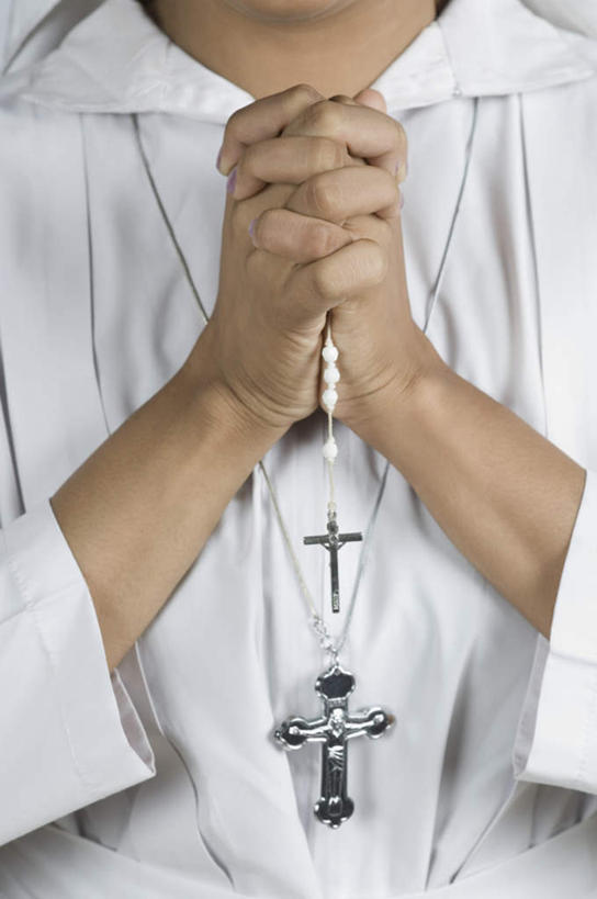 手,一个人,站,双手交叉,竖图,室内,特写,白天,正面,民族服装,项链,亚洲,双手,仅一个年轻女性,仅一个女性,仅一个人,朦胧,模糊,十字架,注视,装饰品,饰品,首饰,观察,看,祈祷,站着,手部,宗教,服饰,观看,飘逸,察看,庄重,关注,追求,纱丽,雅致,纱丽服,清婉,妍丽,年轻女性,女人,女性,亚洲人,印度人,十字手,站立,半身,彩图,传统服装,民俗服,奢华