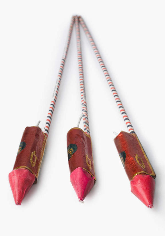 无人,竖图,俯视,室内,特写,白天,白色背景,鞭炮,三个,摄影,影棚,印度文化,爆竿,爆仗,爆竹,鞭爆,炮仗,彩图,高角度拍摄,影棚拍摄,拍摄,传统文化