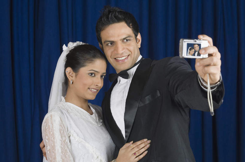 两个人,夫妻,站,笑,摸,微笑,露齿笑,横图,室内,白天,正面,婚纱,衬衫,西装,爱情,婚礼,快乐,相机,亚洲,抚摸,握,蓝色背景,套装,正装,庆祝,领带,结婚,浪漫,拿,拿着,注视,职业装,拍照,数码相机,观察,看,站着,喜庆,恩爱,握着,恋人,摄影,影棚,观看,纪念,察看,关注,男人,男性,年轻男性,年轻女性,女人,女性,亚洲人,印度人,情侣,照相机,触摸,接触,站立,半身,彩图,影棚拍摄,衬衣,婚礼服,礼服,高兴,拍摄,照相,伴侣