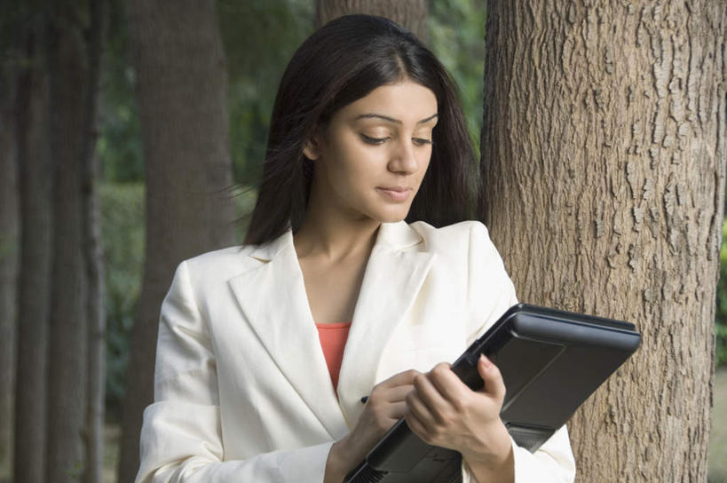 一个人,商务人士,商务女性,站,笑,微笑,横图,室外,白天,正面,西装,电脑,笔记本电脑,树林,植物,亚洲,仅一个年轻女性,仅一个女性,仅一个人,握,套装,正装,朦胧,模糊,网络,笔,办公用品,钢笔,拿,拿着,注视,职业装,通讯设备,文具,树,树木,绿色,自然,学习用品,观察,看,站着,握着,生长,成长,观看,文具用品,察看,无线,关注,通信设备,商务装,无线网络,无线上网,便携式电脑,工薪阶层,手提电脑,年轻女性,女人,女性,亚洲人,印度人,白领,上班族,站立,半身,彩图