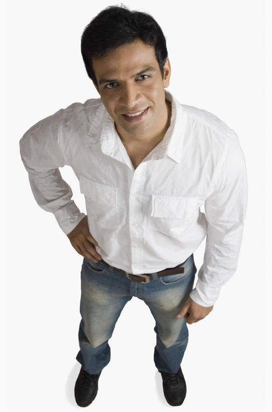 一个人,站,笑,微笑,露齿笑,竖图,俯视,室内,白天,白色背景,衬衫,亚洲,仅一个男性,仅一个人,仅一个中年男性,裤子,注视,牛仔裤,腰带,手叉腰,叉腰,观察,看,站着,摄影,影棚,观看,皮带,察看,关注,配饰,裤带,男人,男性,中年男性,亚洲人,印度人,站立,彩图,高角度拍摄,全身,影棚拍摄,衬衣,拍摄