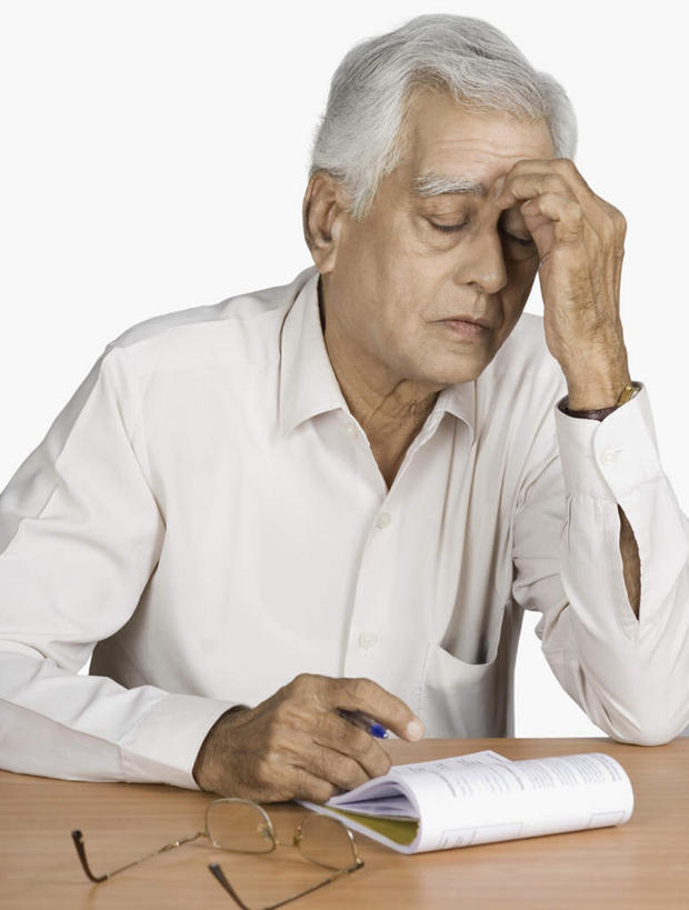 一个人,商务人士,商务男性,坐,闭眼,竖图,室内,白天,白色背景,正面,衬衫,桌子,亚洲,仅一个男性,仅一个人,握,套装,笔,眼镜,办公桌,办公用品,钢笔,记事本,拿,拿着,文具,本子,笔记本,学习用品,仅一个老年男性,握着,摄影,影棚,老花镜,文具用品,商务装,工薪阶层,远视眼镜,老年男性,男人,男性,亚洲人,印度人,白领,上班族,闭眼睛,闭着眼,闭着眼睛,坐着,半身,彩图,影棚拍摄,衬衣,拍摄