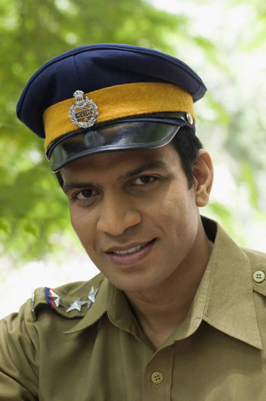 脸,头,脸颊,一个人,站,竖图,室外,特写,白天,正面,工作服,制服,树林,植物,亚洲,仅一个男性,仅一个人,朦胧,模糊,注视,肩膀,树,树木,仅一个年轻男性,绿色,自然,观察,看,站着,军帽,生长,成长,观看,军人,察看,关注,军服,工作制服,男人,男性,年轻男性,亚洲人,印度人,头部,脸部,脸蛋,面部,站立,半身,彩图,工作套服