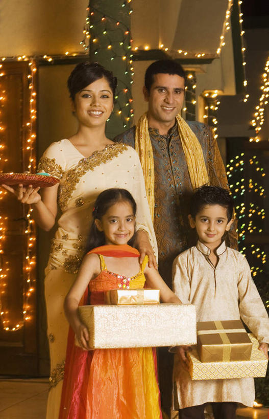 儿童,四个人,家庭,夫妻,母亲,父亲,女儿,儿子,站,捧,笑,微笑,露齿笑,竖图,室内,白天,正面,民族服装,爱情,纯洁,卧室,蜡烛,礼盒,礼物,托盘,亚洲,握,阴影,光线,火焰,影子,纸盒,烛光,墙,灯光,浪漫,燃烧,拿,拿着,注视,墙壁,墙面,灯,盒子,小孩,包装盒,盘子,礼品盒,灯具,点燃,观察,看,站着,温暖,温馨,父女,父子,母女,母子,一家人,恩爱,父爱,可爱,母爱,童年,童趣,握着,恋人,服饰,礼品,观看,飘逸,和睦,察看,庄重,照明设备,关注,追求,童真,烂漫,无邪,纱丽,雅致,纱丽服,清婉,妍丽,天真,男孩,男人,男性,年轻男性,年轻女性,女孩,女人,女性,亚洲人,印度人,孩子,年轻人,夫妇,情侣,装饰画,端,端着,捧着,手捧,站立,半身,彩图,传统服装,民俗服,睡房,卧房,伴侣,融洽,男生,女生,奢华