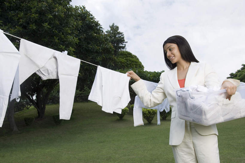 一个人,站,笑,微笑,露齿笑,横图,室外,白天,正面,草地,草坪,树林,植物,亚洲,仅一个年轻女性,仅一个女性,仅一个人,握,服装,篮子,云,云朵,拿,云彩,拿着,注视,休闲装,草,树,树木,衣服,绿色,白云,蓝天,天空,自然,绳子,天,观察,看,站着,休闲,休闲服,握着,服饰,生长,成长,观看,绳索,察看,关注,年轻女性,女人,女性,亚洲人,印度人,站立,半身,彩图