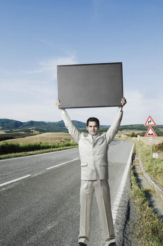 一个人,商务人士,商务男性,站,举,竖图,室外,白天,正面,衬衫,草地,草坪,树林,植物,道路,路,公路,亚洲,仅一个男性,仅一个人,套装,分界线,停车线,交通,注视,草,树,树木,仅一个年轻男性,绿色,蓝天,天空,自然,天,观察,看,托,站着,生长,成长,观看,车行道,车行道分界线,察看,关注,标线,商务装,记录板,工薪阶层,记事板,男人,男性,年轻男性,亚洲人,印度人,白领,上班族,马路,举起,举手,举着,向上举,向上伸,向上托,站立,彩图,全身,衬衣