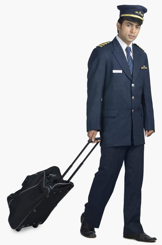 一个人,站,竖图,室外,白天,正面,工作服,制服,亚洲,仅一个男性,仅一个人,握,拉杆箱,旅行箱,拿,拿着,注视,仅一个年轻男性,行李箱,箱子,观察,看,站着,握着,军帽,观看,出差,军人,察看,关注,军服,工作制服,男人,男性,年轻男性,亚洲人,印度人,站立,彩图,全身,工作套服,旅行