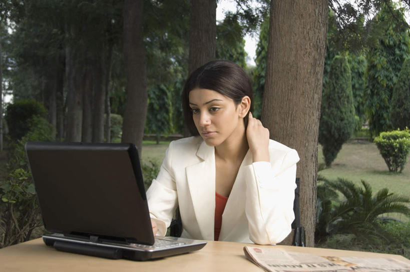 一个人,商务人士,商务女性,坐,摸,横图,室外,白天,正面,西装,电脑,笔记本电脑,树林,植物,桌子,书籍,亚洲,仅一个年轻女性,仅一个女性,仅一个人,抚摸,套装,正装,朦胧,模糊,网络,办公桌,注视,职业装,通讯设备,树,树木,绿色,蓝天,天空,自然,天,观察,看,生长,成长,观看,察看,无线,关注,通信设备,商务装,无线网络,无线上网,便携式电脑,工薪阶层,手提电脑,年轻女性,女人,女性,亚洲人,印度人,白领,上班族,书,图书,触摸,接触,坐着,半身,彩图